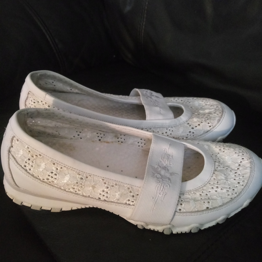 Skechers relaxed fit lace and suede flats.